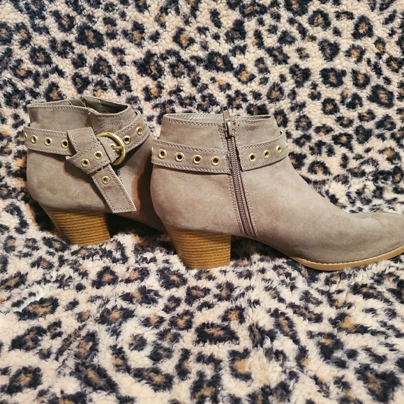 Taupe block heel booties - Picture 1 of 2